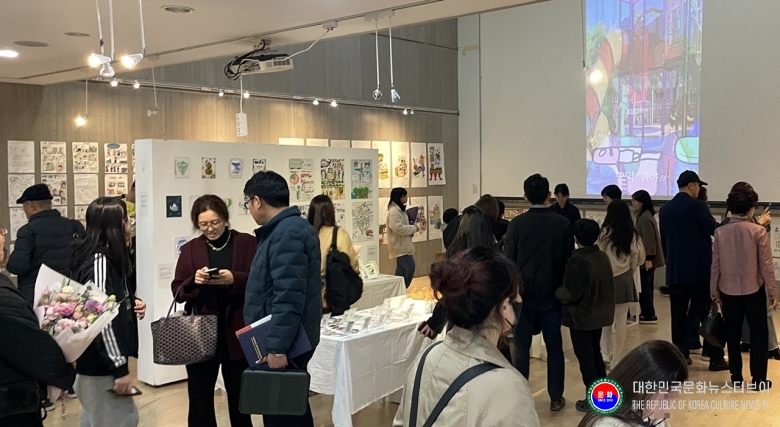 기사 2025.11.19.(수) 2-3 사진 3. 제13기 관악창의예술영재교육원 수료식에 마련된 전시행사.jpg