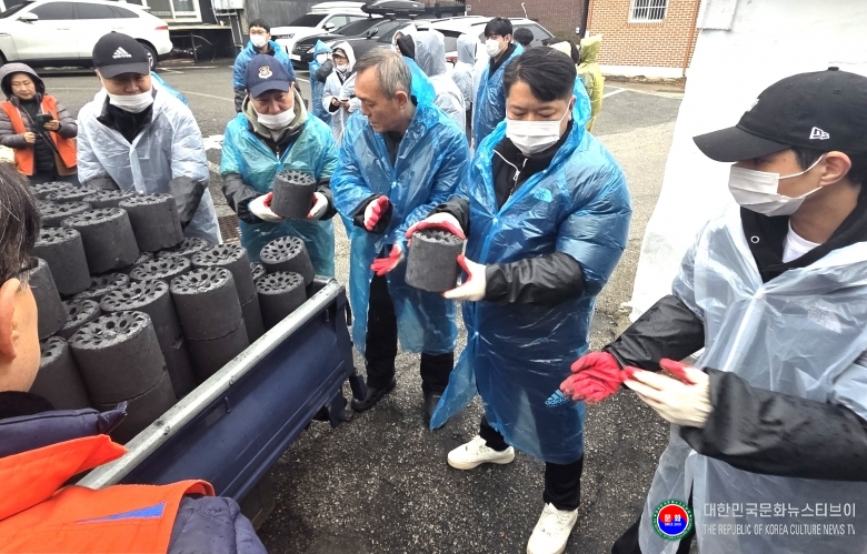 기사 2025.12.15.(월) 1-2 사진 2 경기도동두천태권도협회, 큰사랑노인복지센터 사랑의 연탄 나눔 .jpg