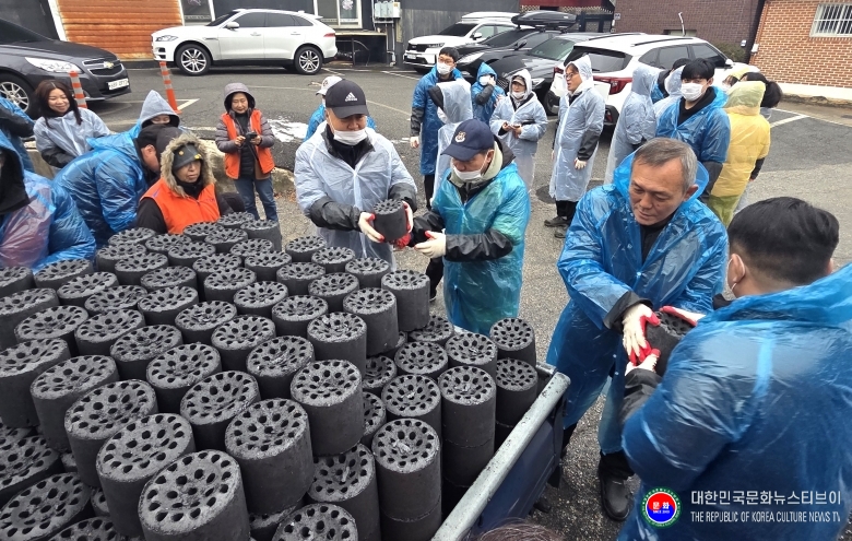 기사 2025.12.15.(월) 1-3 사진 3 경기도동두천태권도협회, 큰사랑노인복지센터 사랑의 연탄 나눔 .jpg