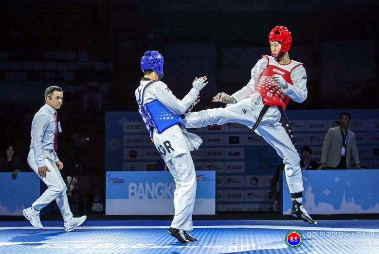 기사 2025.11.27.(목) 3-1 사진 1_ Team Korea Strike Golds–Twice - on Day 1 of Bangkok 2025 World Grand Prix .JPG